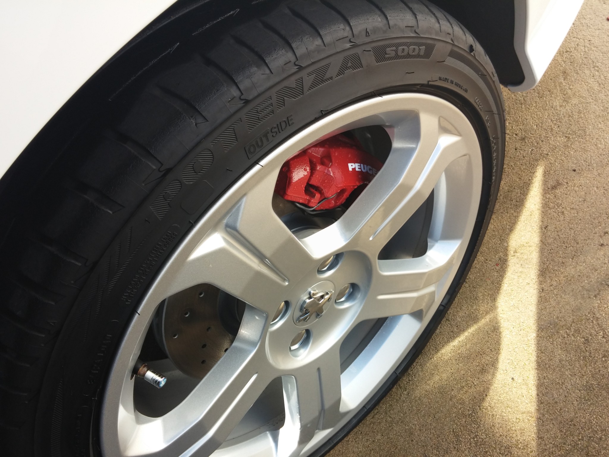 Peugeot (OEM) · 18x8.0 4x108 ET40 · Bridgestone 225/40 R18 · x2 · Foto 1