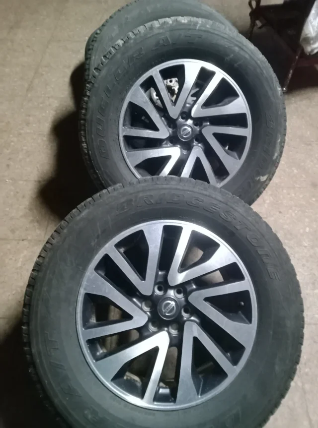 Nissan (OEM) Pathfinder · 18x7.5 6x114.3 ET30 · Bridgestone 285/60 R18 · x4
