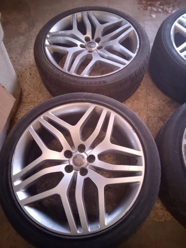 Land Rover (OEM) · 22x9.5 5x120 ET45 · Radar 285/35 R22 · x4 · Foto 2