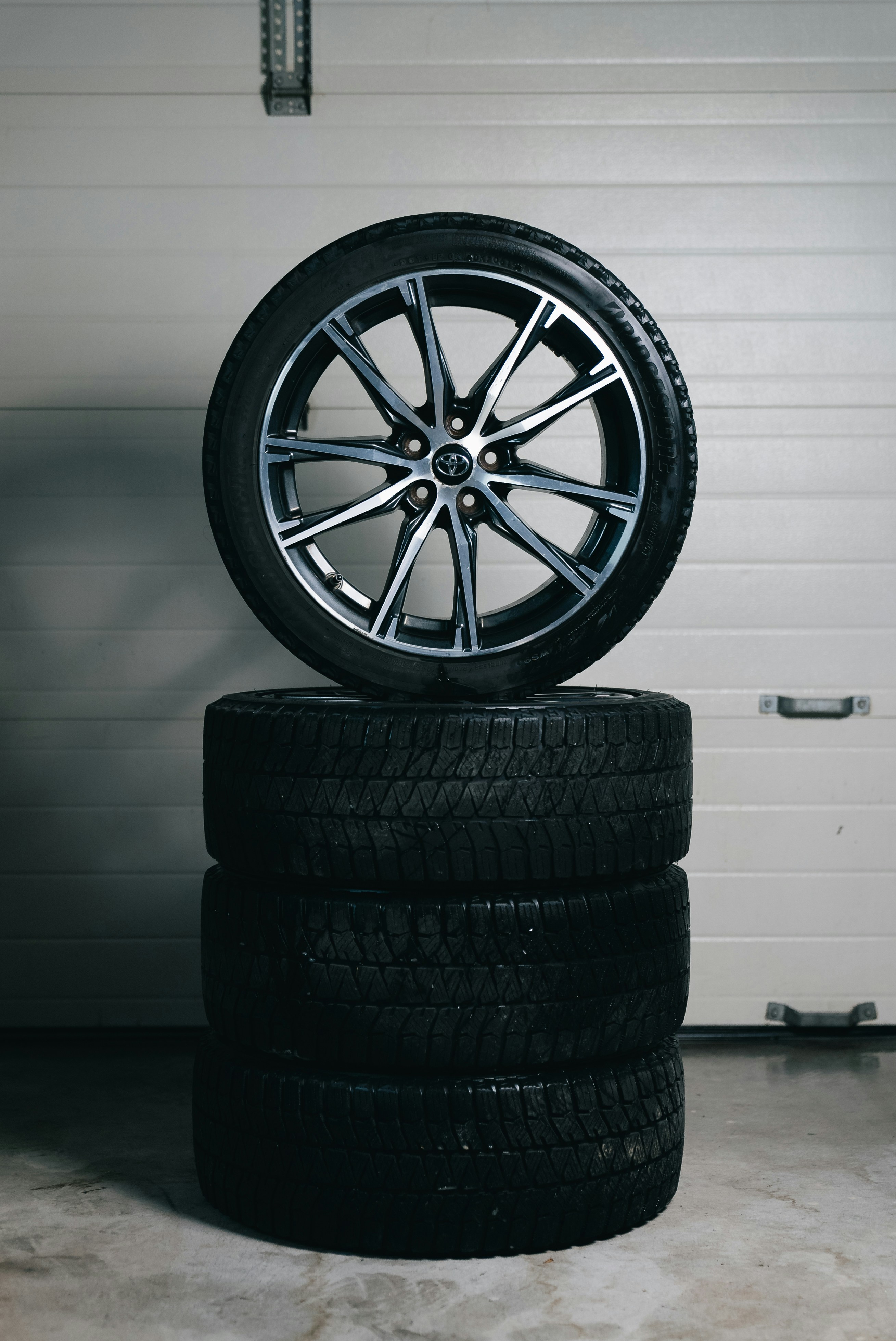Juego de ruedas completas Toyota con neumáticos Bridgestone
