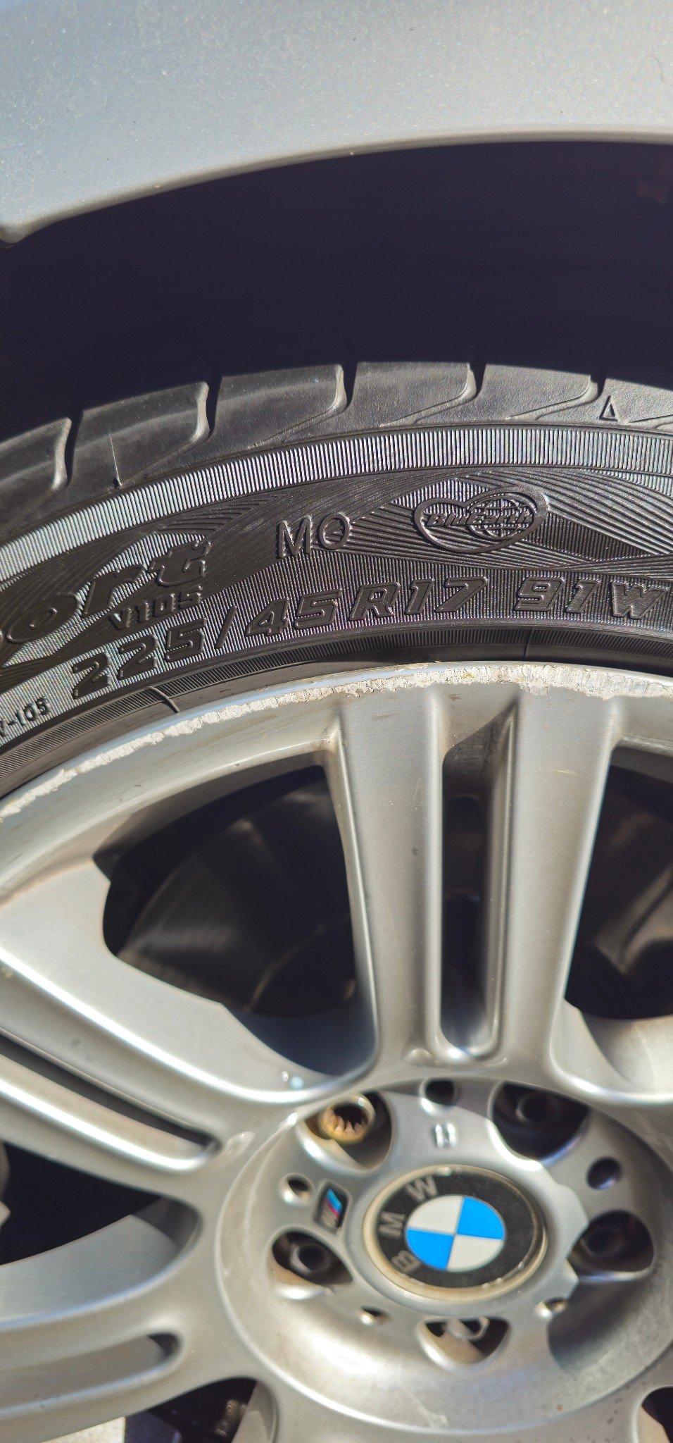 Marca MO de Mercedes-Benz e índice 91W en un neumático montado en un BMW E90