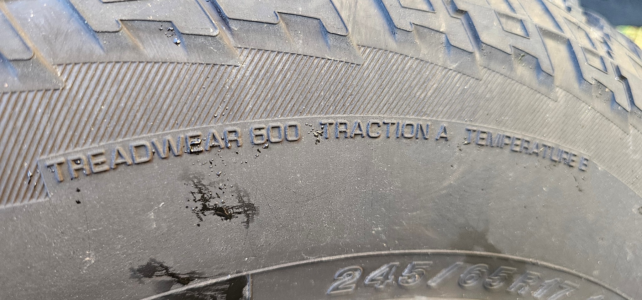 Inscripción Treadwear 600, Traction A, Temperature B en el flanco de un neumático