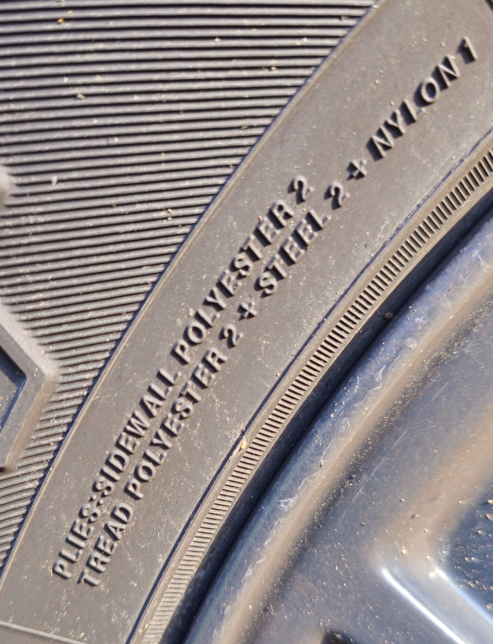 Composición de capas del neumático en el flanco: sidewall y tread con poliéster, acero y nailon