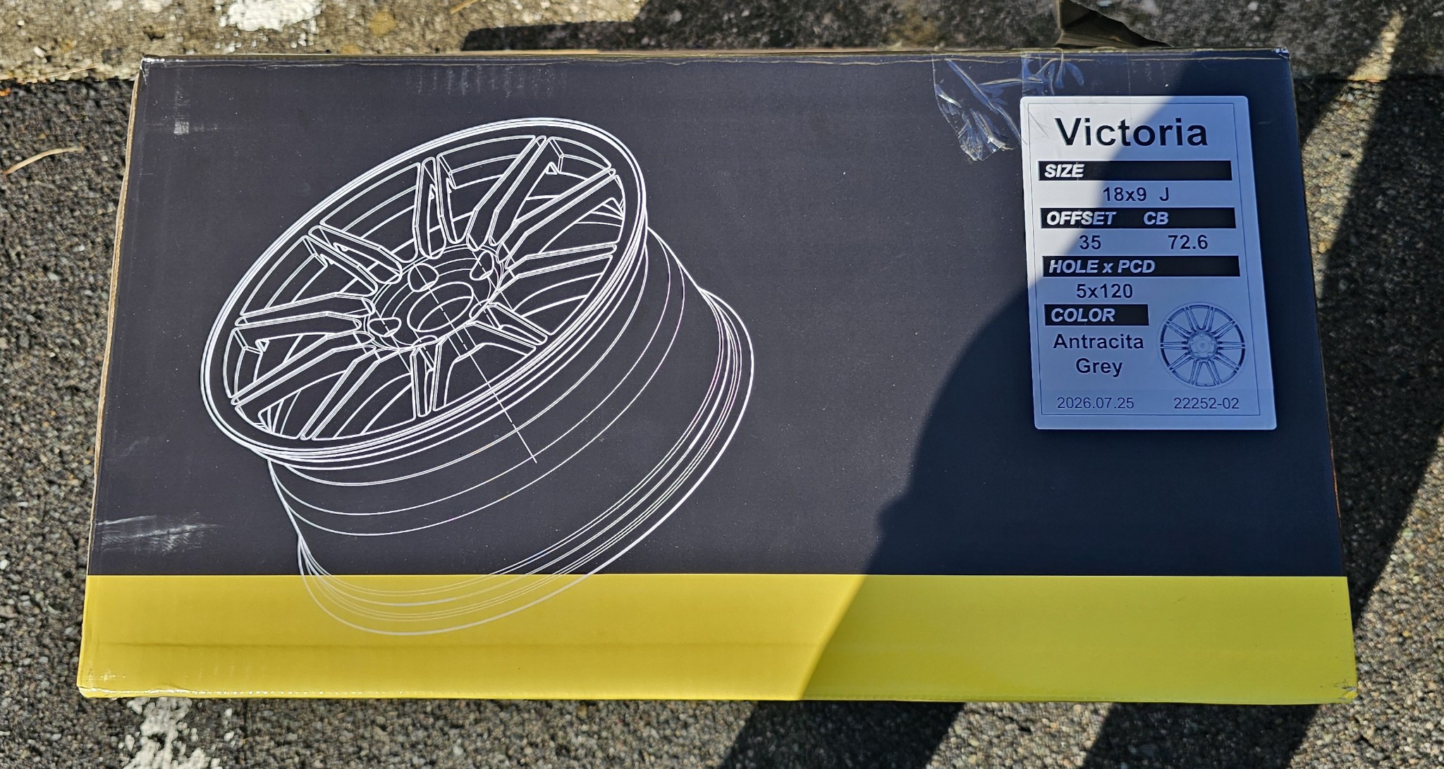 Caja de una llanta Samorai Victoria con la etiqueta de medidas: 18x9 J, offset 35, CB 72,6, 5x120, color Antracita Grey