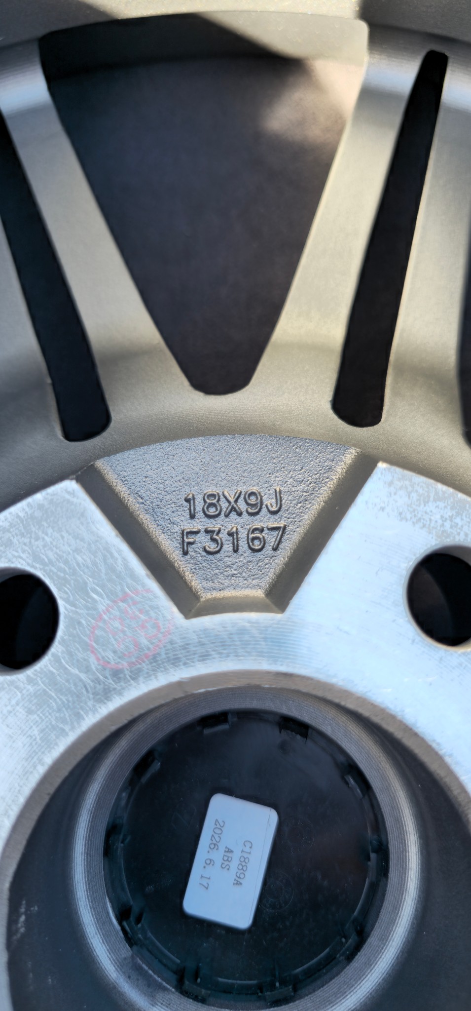 Marca grabada en el interior de una llanta Samorai: 18X9J y la referencia F3167, junto al buje central