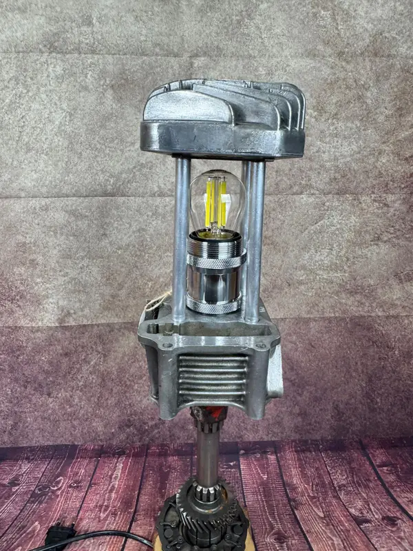 Lámpara artesanal Valbuena Designs – Motor de moto