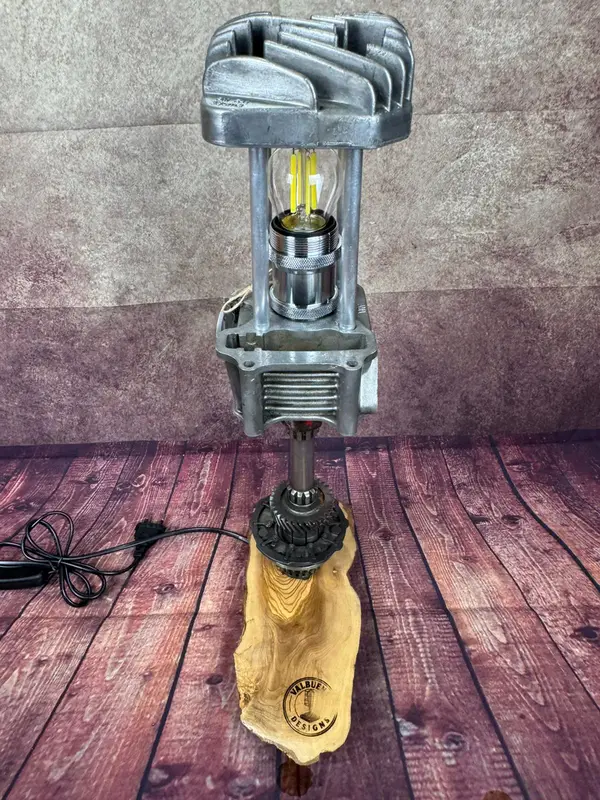 Lámpara artesanal Valbuena Designs – Motor de moto · Foto 2