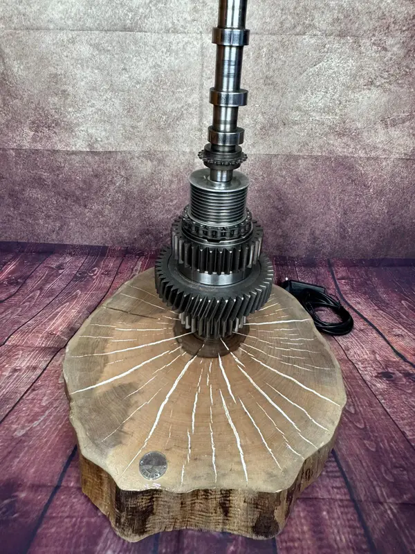 Lámpara industrial artesanal · Sincros de caja de cambios y disco de freno sobre madera noble · Foto 2