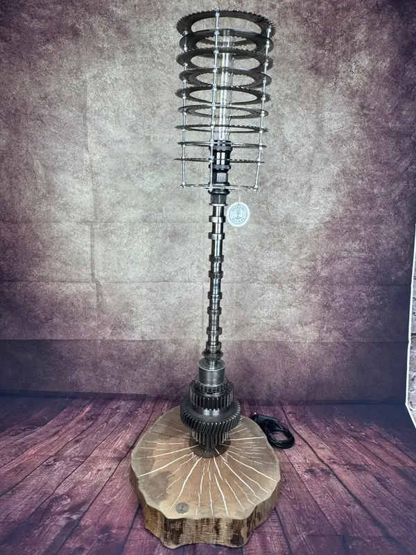 Lámpara industrial artesanal · Sincros de caja de cambios y disco de freno sobre madera noble · Foto 3