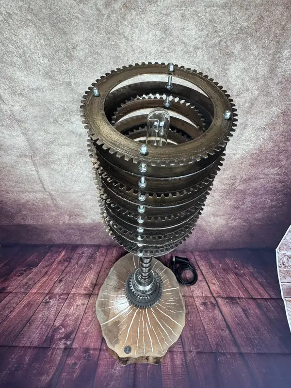 Lámpara industrial artesanal · Sincros de caja de cambios y disco de freno sobre madera noble