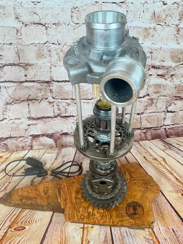 Lámpara artesanal industrial con turbo Ford – Valbuena Designs · Foto 2