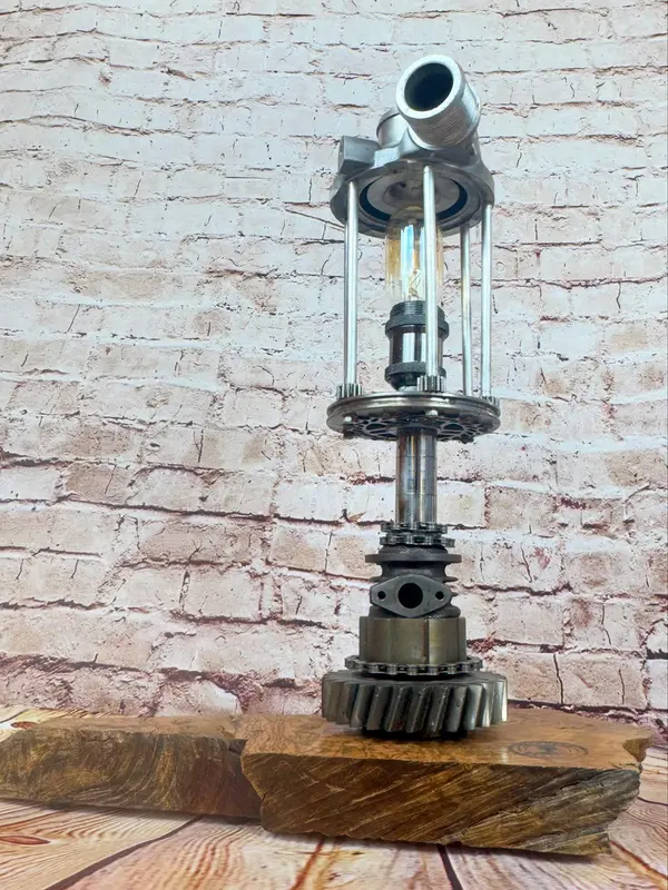 Lámpara artesanal industrial con turbo Ford – Valbuena Designs · Foto 3
