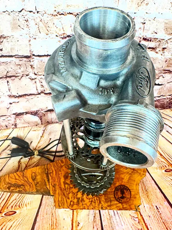 Lámpara artesanal industrial con turbo Ford – Valbuena Designs · Foto 1