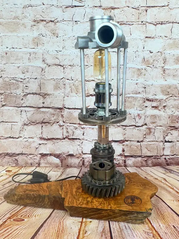 Lámpara artesanal industrial con turbo Ford – Valbuena Designs · Foto 4