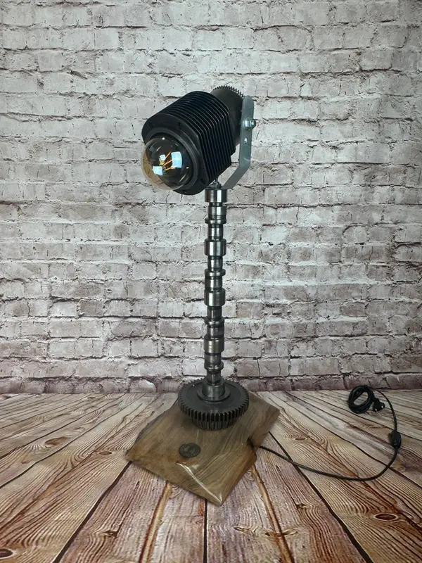 Lámpara artesanal industrial con árbol de levas – Valbuena Designs · Foto 2