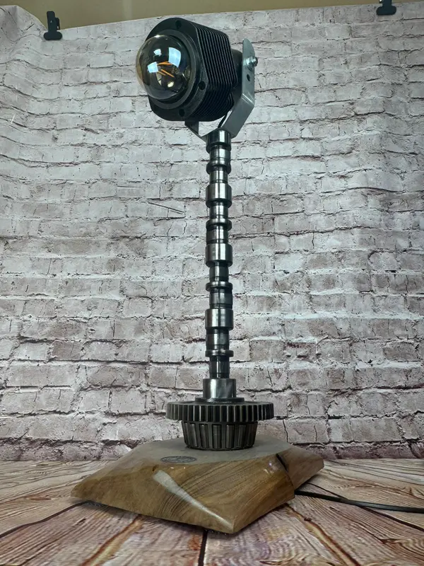 Lámpara artesanal industrial con árbol de levas – Valbuena Designs · Foto 3
