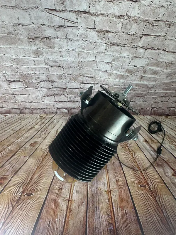 Lámpara artesanal industrial con árbol de levas – Valbuena Designs · Foto 4