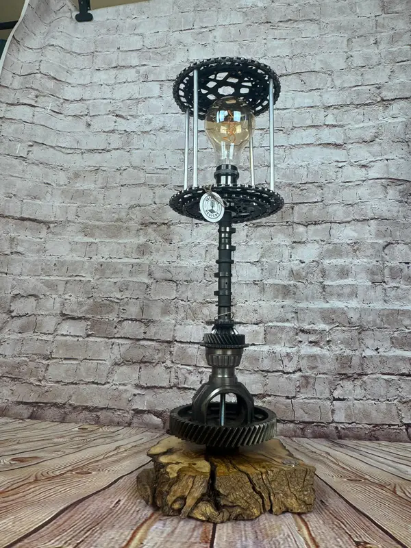 Lámpara artesanal industrial con árbol de levas y transmisión – Valbuena Designs · Foto 2