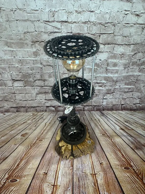 Lámpara artesanal industrial con árbol de levas y transmisión – Valbuena Designs