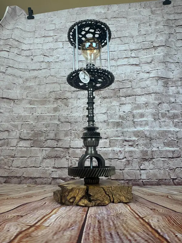 Lámpara artesanal industrial con árbol de levas y transmisión – Valbuena Designs · Foto 3