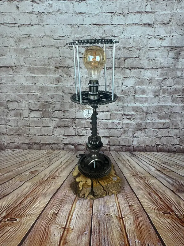 Lámpara artesanal industrial con árbol de levas y transmisión – Valbuena Designs · Foto 4