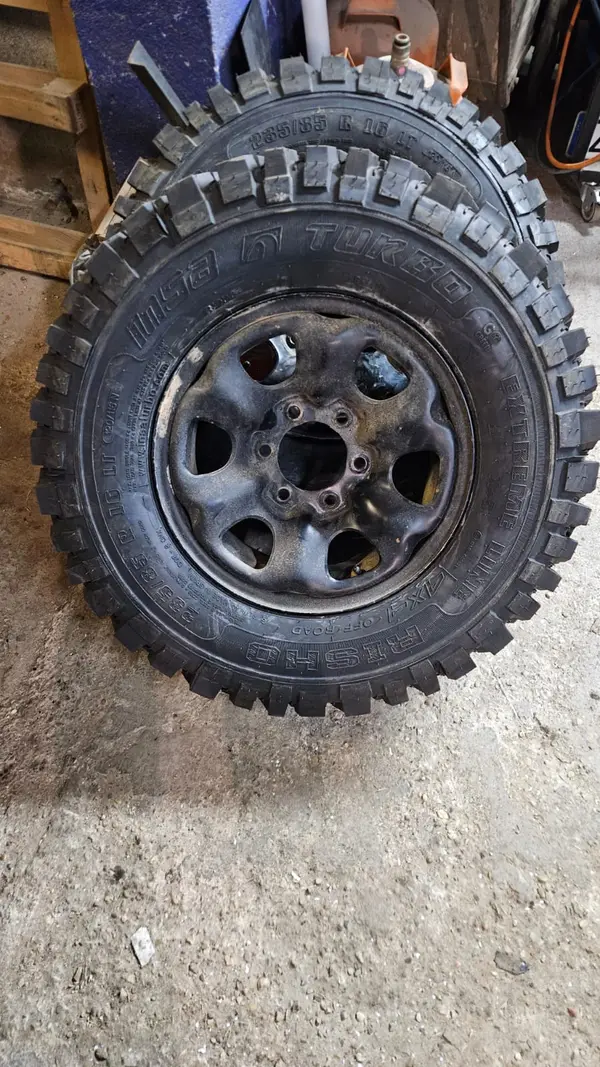 Nissan (OEM) Terrano 2 · 16x8.0 6x139.7 ET10 · Insa Turbo 235/85 R16 · x4