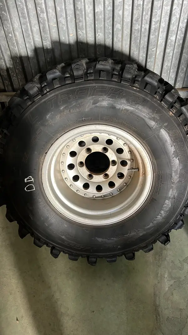 Desconocida · 15x10.0 6x139.7 ET-40 · Insa Turbo 33x12.5 R15 · x4