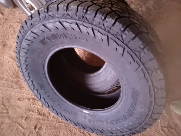 Kumho Road Venture AT52 · 265/70 R16 · x1
