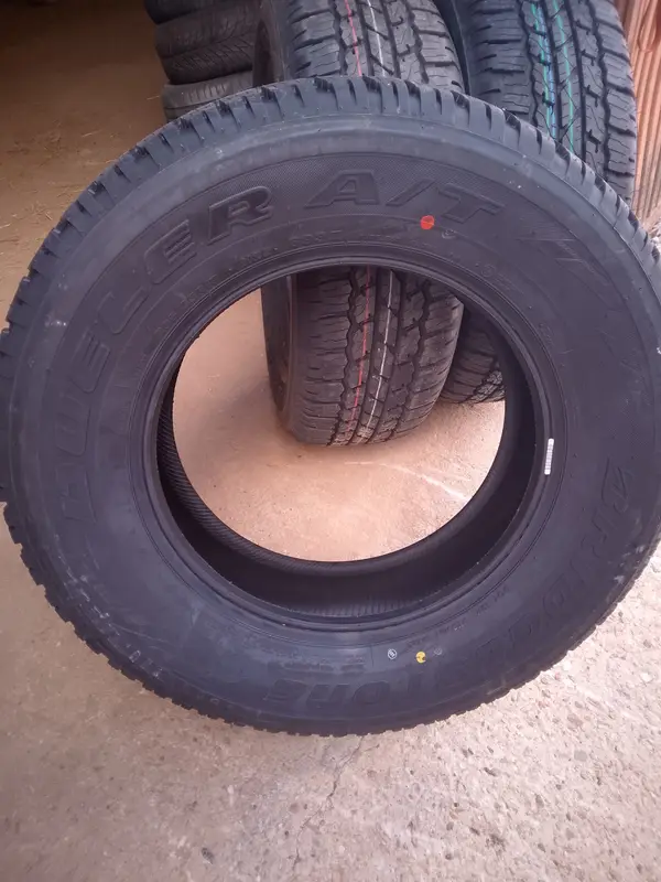 Bridgestone Dueler · 265/65 R17 · x4 · Foto 3