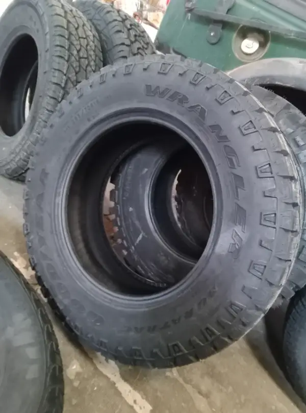 Goodyear wrangler Duratrac · 255/70 R18 · x3