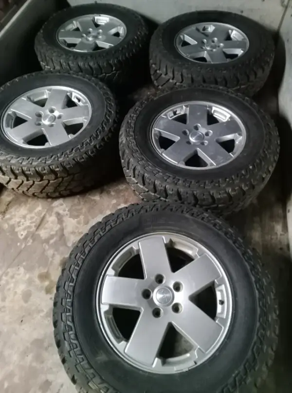 Jeep (OEM) Wrangler JK · 18x7.5 5x127 ET44.75 · Cooper 275/70 R18 · x5