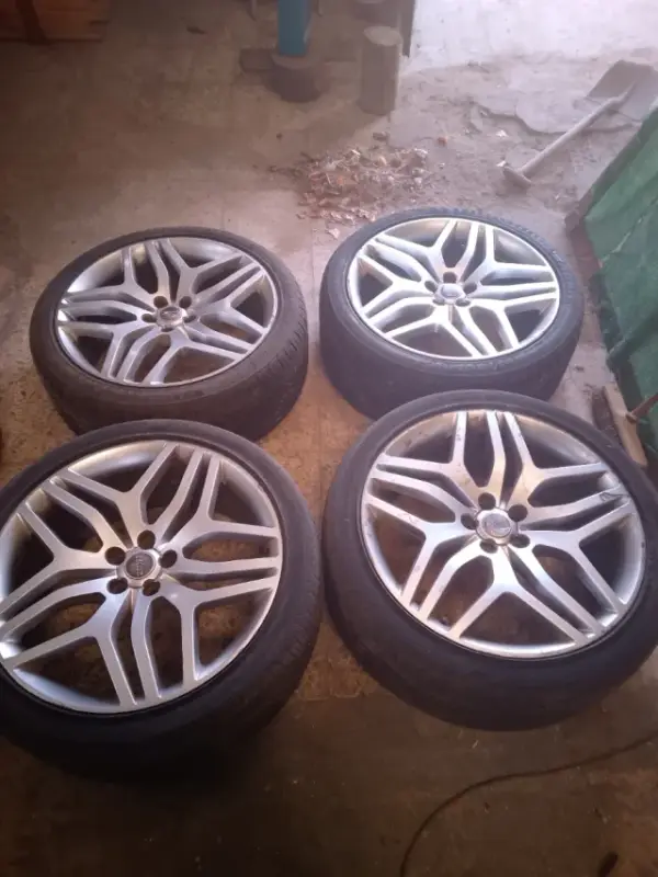 Land Rover (OEM) · 22x9.5 5x120 ET45 · Radar 285/35 R22 · x4