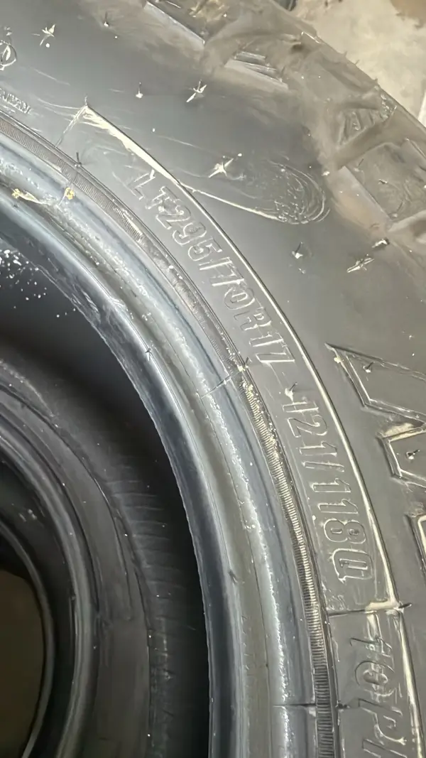 Maxxis RAZR MT · 295/70 R17 · x4 · Foto 4