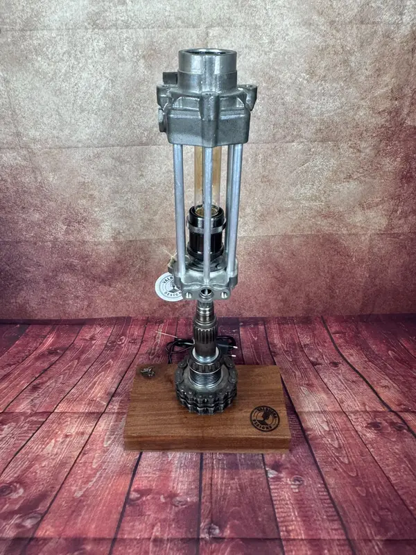 Lámpara artesanal industrial con piezas mecánicas recicladas – Valbuena Designs · Foto 2