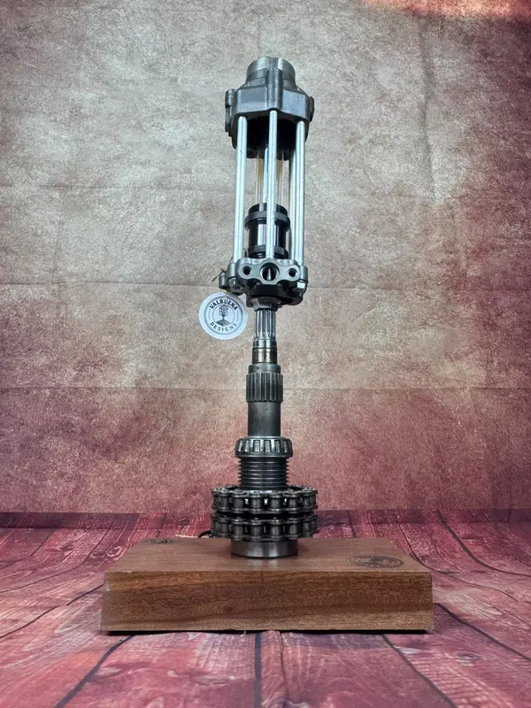 Lámpara artesanal industrial con piezas mecánicas recicladas – Valbuena Designs · Foto 3