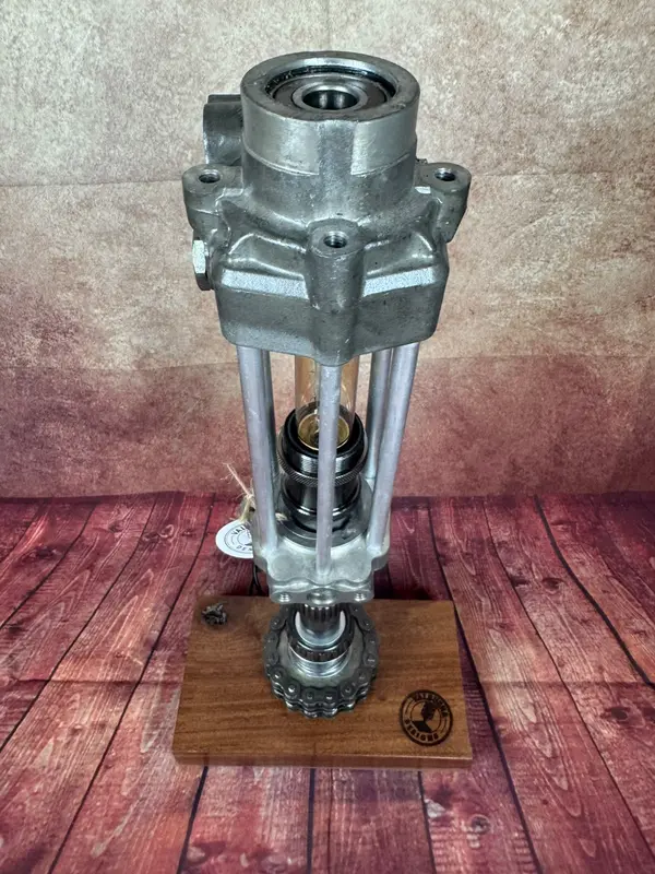 Lámpara artesanal industrial con piezas mecánicas recicladas – Valbuena Designs · Foto 4