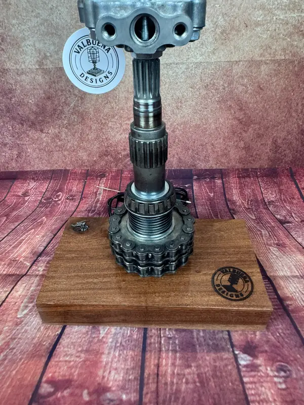 Lámpara artesanal industrial con piezas mecánicas recicladas – Valbuena Designs · Foto 5