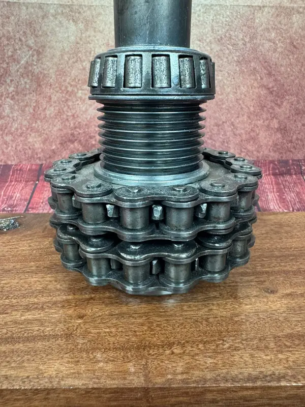Lámpara artesanal industrial con piezas mecánicas recicladas – Valbuena Designs · Foto 6