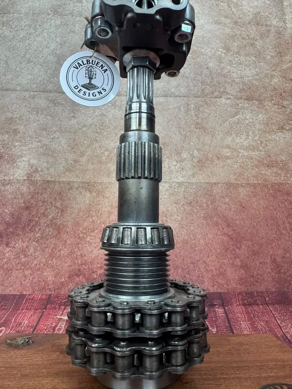 Lámpara artesanal industrial con piezas mecánicas recicladas – Valbuena Designs · Foto 7