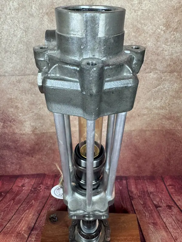 Lámpara artesanal industrial con piezas mecánicas recicladas – Valbuena Designs · Foto 8