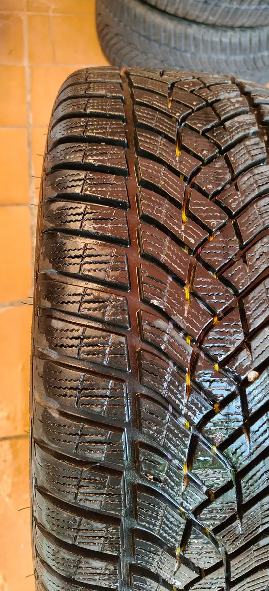 Volkswagen (OEM) · 18x8.0 5x112 ET40 · Goodyear 235/40 R18 · x4 · Foto 6