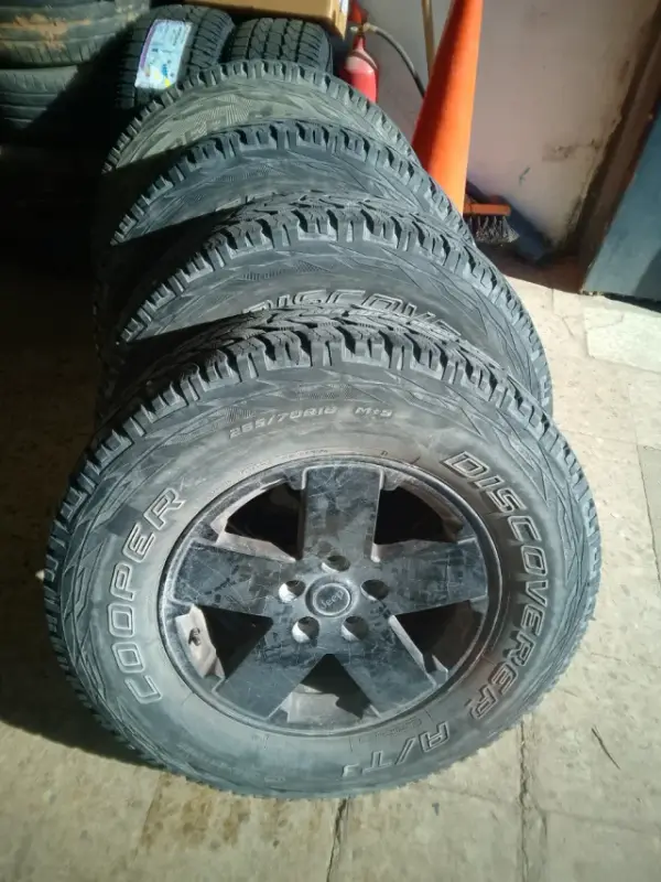 Jeep (OEM) Wrangler JK · 18x7.5 5x127 ET44.45 · Cooper 265/70 R18 · x4